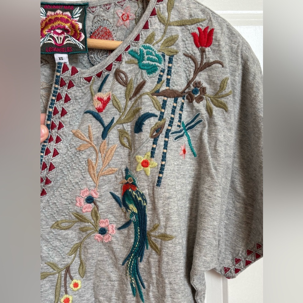 Johnny Was / Gray Top Floral Embroidery T-shirt / XS - Picture 4 of 7